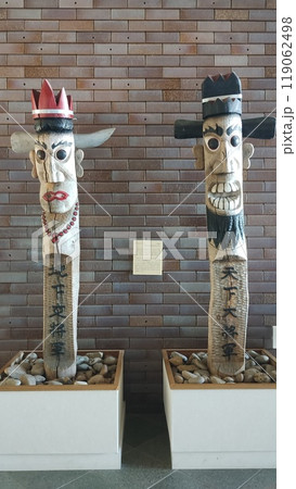 「名護屋城博物館に立つ韓国の守り神・チャンスン」 119062498