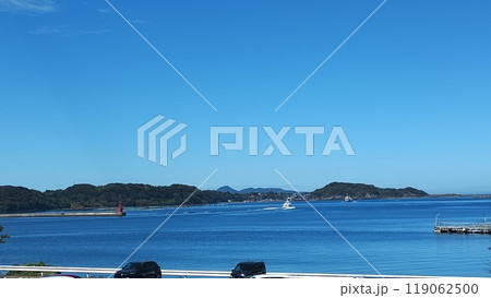 「呼子港の穏やかな海と青空｜赤い灯台と船が行き交う風景」 119062500