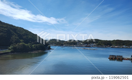 「静かな海と山に包まれた呼子の町並み｜癒しの港風景」 119062501