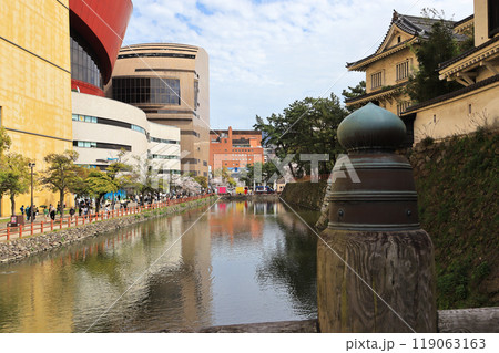 北九州市の小倉市街地にある小倉城の堀と街の風景 119063163
