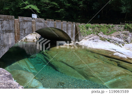 面河渓を流れる面河川 (愛媛県 久万高原町) 面河渓を流れる面河川 (愛媛県 久万高原町) 119063589