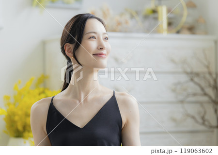 窓辺の黒いキャミソールワンピの女性　　　　 119063602