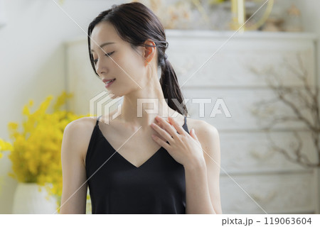 窓辺の黒いキャミソールワンピの女性　　　　 119063604