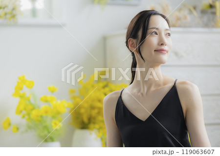 窓辺の黒いキャミソールワンピの女性　　　　 119063607
