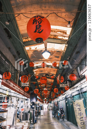 [新世界]レトロな商店街に飾られた赤提灯 119063637