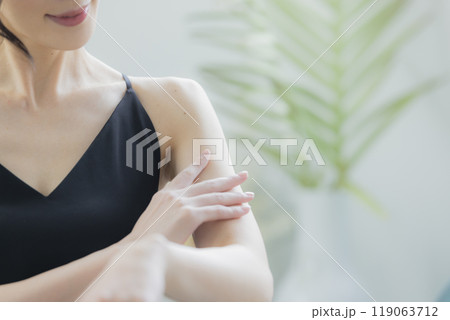 窓辺の黒いキャミソールワンピの女性 窓辺の黒いキャミソールワンピの女性 119063712