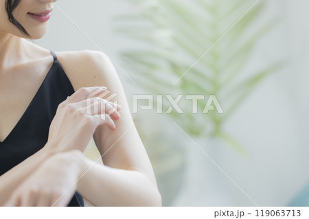 窓辺の黒いキャミソールワンピの女性　 　　 119063713