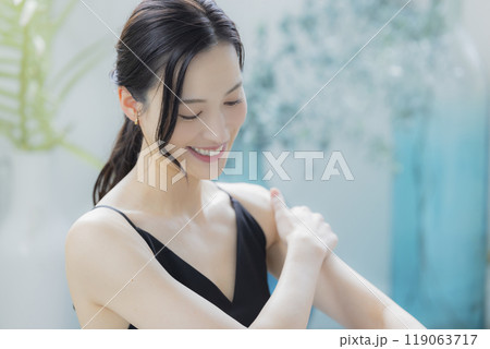 窓辺の黒いキャミソールワンピの女性 窓辺の黒いキャミソールワンピの女性 119063717