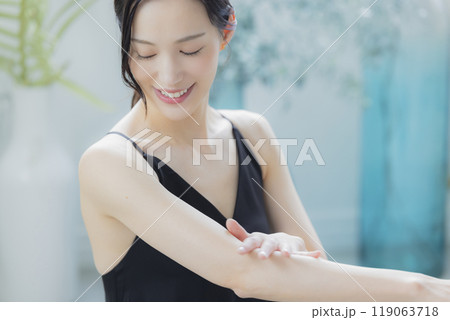 窓辺の黒いキャミソールワンピの女性 窓辺の黒いキャミソールワンピの女性 119063718