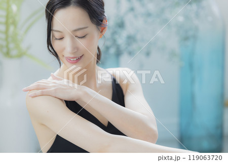 窓辺の黒いキャミソールワンピの女性　 　　 119063720