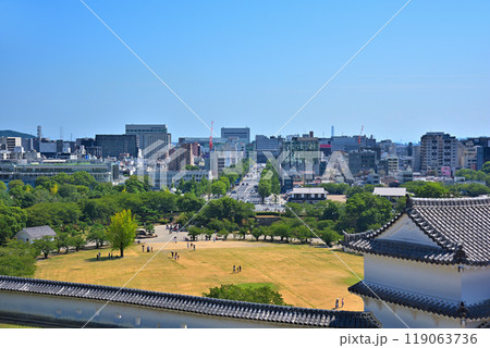 《兵庫県》本丸(備前丸)より見る姫路市街並みと三の丸広場 《兵庫県》本丸(備前丸)より見る姫路市街並みと三の丸広場 119063736