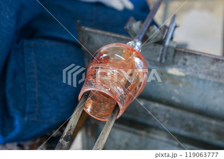 吹きガラスの制作風景 吹きガラスの制作風景 119063777