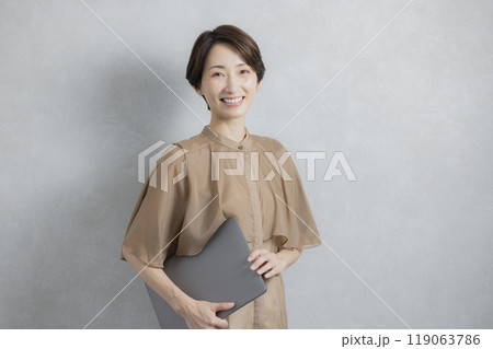 茶色のブラウスのビジネスウーマン 茶色のブラウスのビジネスウーマン 119063786