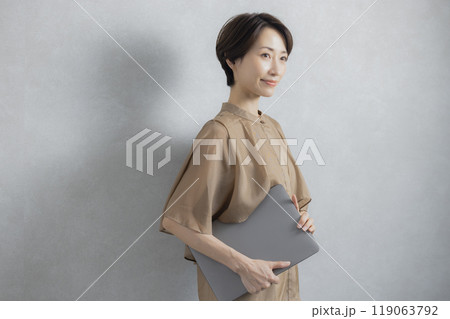 茶色のブラウスのビジネスウーマン　　 119063792