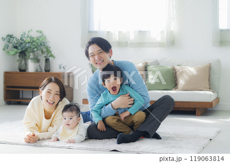 リビングでくつろぐ家族　 119063814