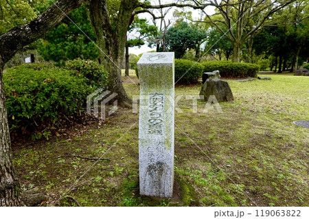 仁徳天皇陵がある大仙公園の大阪みどりの百選の石碑がある風景　大阪府堺市堺区 119063822