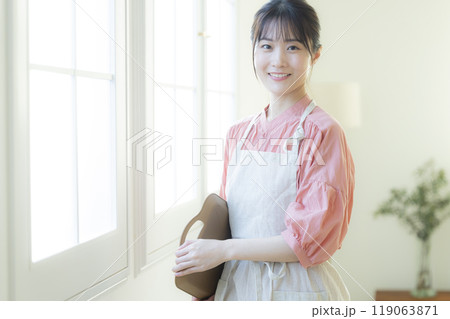 エプロンの女性　 　 119063871