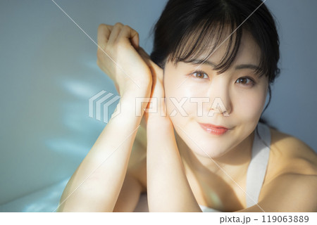 窓辺の女性   119063889