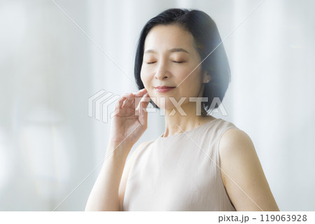 ミドル女性のビューティイメージ  119063928