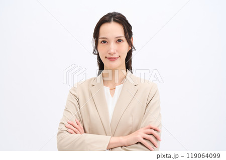 腕組みをするビジネスウーマン 119064099