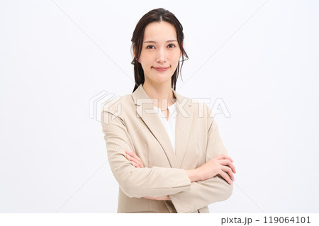 腕組みをするビジネスウーマン 腕組みをするビジネスウーマン 119064101