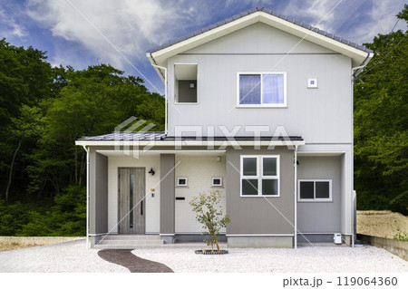 白い新築住宅外観 119064360