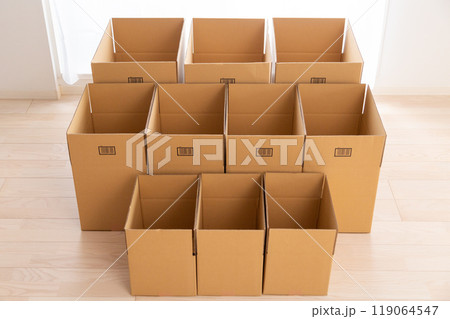 部屋に置かれたたくさんのダンボール箱の写真素材 [119064547] - PIXTA