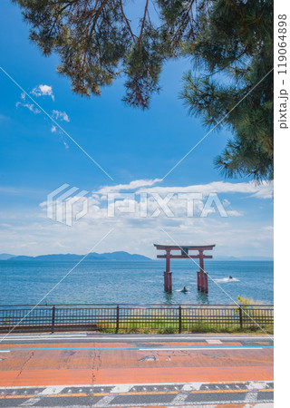 真夏の白鬚神社と琵琶湖の綺麗な空と景色と 119064898