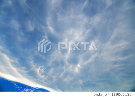 奇妙な空：日本ではあまりみることがない乳房雲 119065150