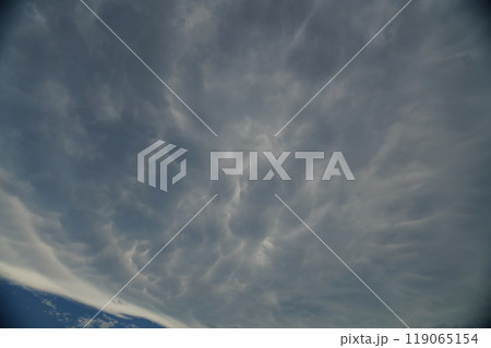 奇妙な空：日本ではあまりみることがない乳房雲 119065154