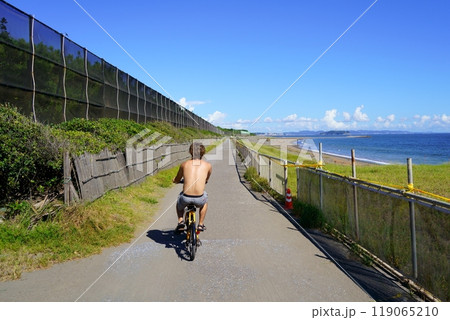 茅ヶ崎海岸を自転車で走る上半身裸の男性 119065210
