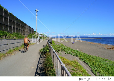 茅ヶ崎海岸を自転車で走る上半身裸の男性 119065212