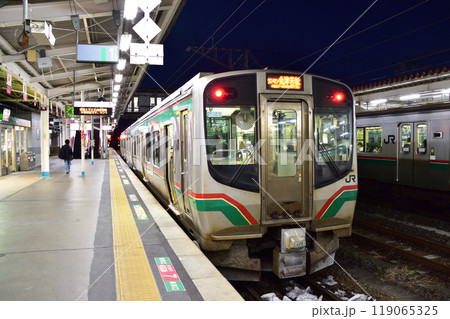JR東日本郡山駅の磐越西線ホームに停車するE721系電車 119065325