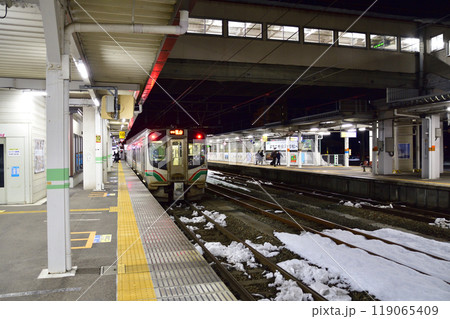 JR東日本会津若松駅の夜風景(2022年12月) JR東日本会津若松駅の夜風景(2022年12月) 119065409