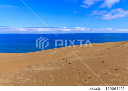 鳥取砂丘と青い海と青い空 119065425