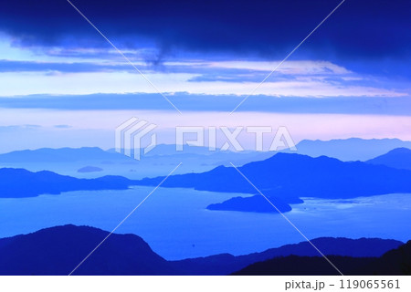 水墨画のような 夕暮れ時の瀬戸内海 水墨画のような 夕暮れ時の瀬戸内海 119065561