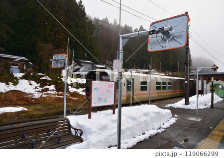 JR東日本磐越西線の野沢駅から津川駅までの早朝風景(2022年12月) 119066299