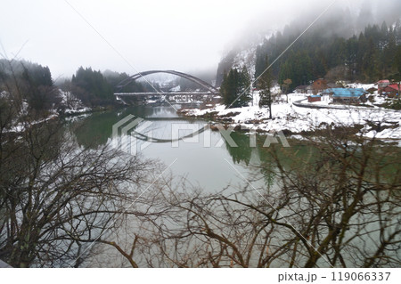 JR東日本磐越西線の野沢駅から津川駅までの早朝風景(2022年12月) 119066337