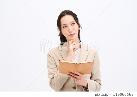 手帳に書くビジネスウーマン 119066568