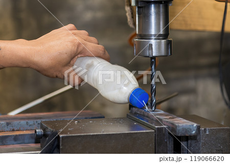 The hole drilling process on NC milling machine with liquid cooling method. The hole drilling process on NC milling machine with liquid cooling method. 119066620