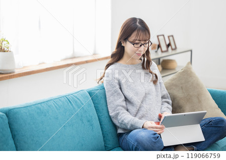 リビングで仕事をしている女性 リビングで仕事をしている女性 119066759