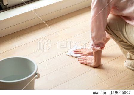 床の拭き掃除をするミドル〜シニア女性 119066807