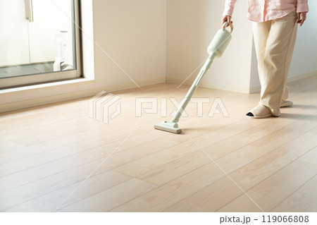 掃除機をかけるミドル〜シニア女性 119066808