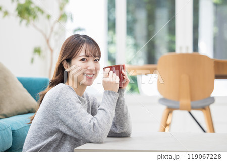 リビングでくつろぐ女性 119067228