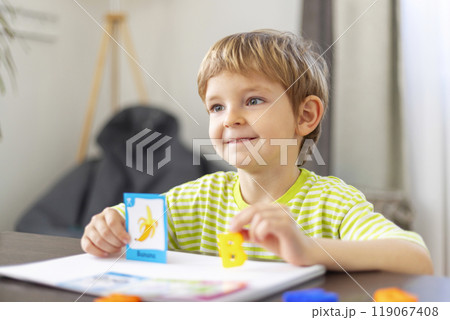 Young boy learning with flashcards at home 119067408