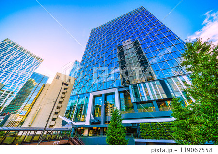 日本の東京都市景観　歩道橋のある街。渋谷2丁目、渋谷アクシュなどを望む＝10月7日 119067558