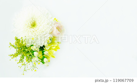敬老の日背景　お供え　白菊の花束　ブーケ 119067709