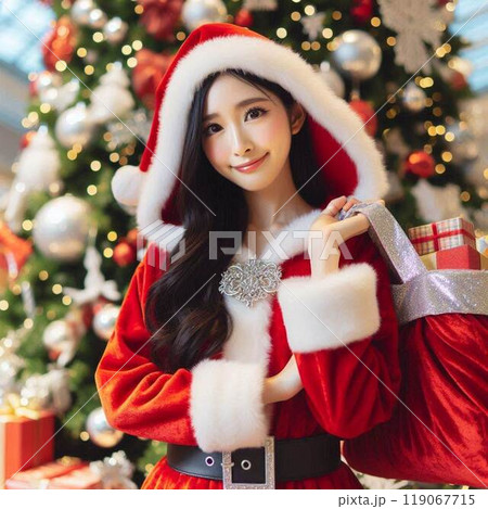大きなクリスマスツリー サンタコスでプレゼントを配る女性 119067715