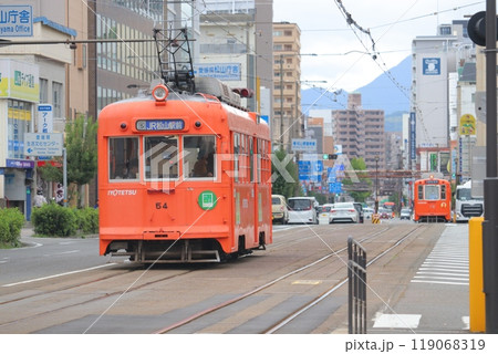 街中を走る伊予鉄道 街中を走る伊予鉄道 119068319
