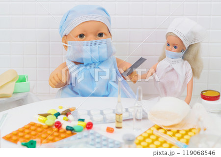Toys medical scene with doctor and nurse at work 119068546
